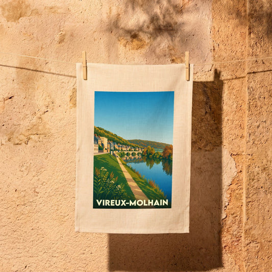 Torchon souvenir de la ville de Vireux-Molhain avec une illustration stylisée d'un paysage fluvial.