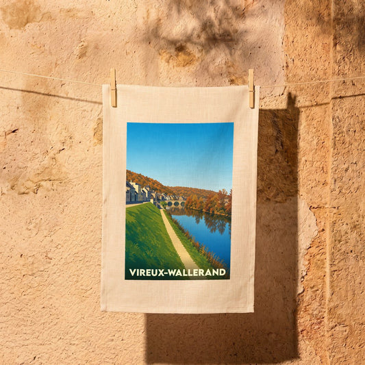 Torchon souvenir de la ville de Vireux-Wallerand avec une illustration stylisée des bords de Meuse.