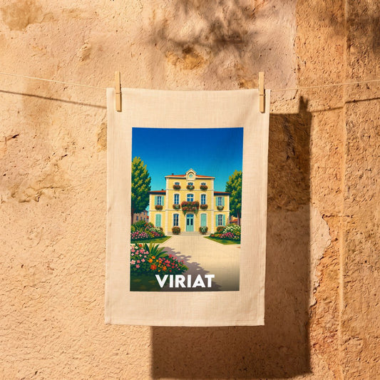 Torchon souvenir de la ville de Viriat illustré par une bâtisse colorée et fleurie.