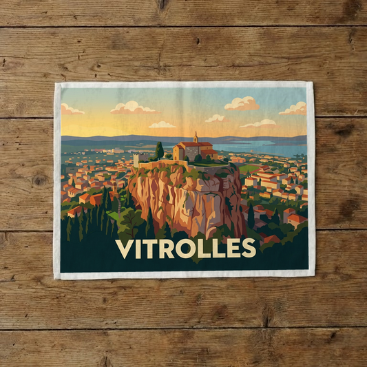 Torchon souvenir de la ville de Vitrolles avec une illustration stylisée de son célèbre rocher.