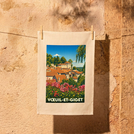 Torchon souvenir de la ville de Vœuil-et-Giget avec une illustration stylisée.