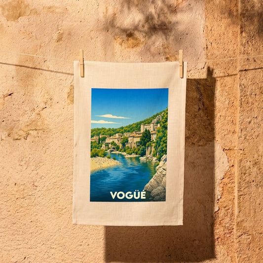 Torchon souvenir de la ville de Vogüé avec une illustration stylisée.
