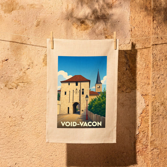 Torchon souvenir de la ville de Void-Vacon orné d'une illustration stylisée de son patrimoine historique.