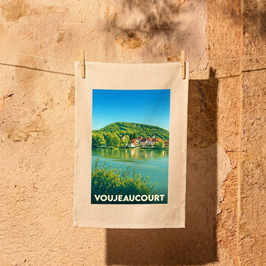 Torchon souvenir de la ville de Voujeaucourt avec une illustration stylisée de ses paysages en bord de l'eau.