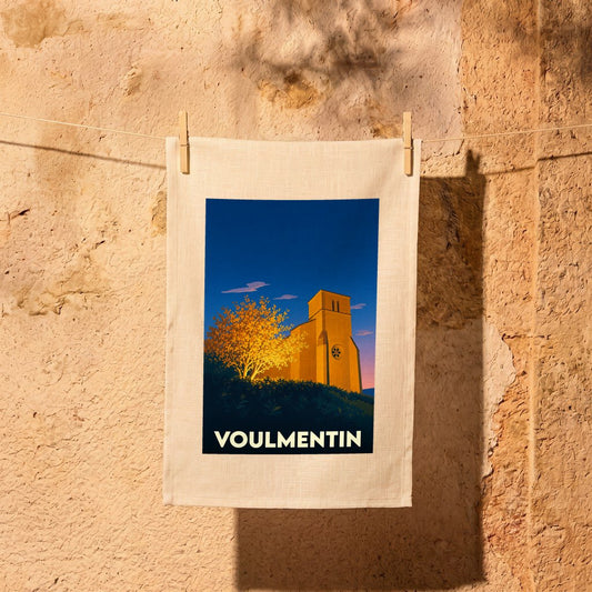 Torchon souvenir de la ville de Voulmentin illustré d'une église sous un ciel étoilé.