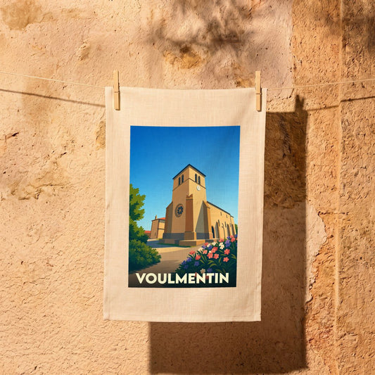Torchon souvenir de la ville de Voulmentin avec une illustration stylisée de son église.