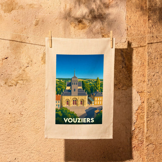 Torchon souvenir de la ville de Vouziers avec une illustration stylisée de son église emblématique.