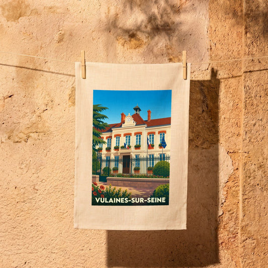 Torchon souvenir de la ville de Vulaines-sur-Seine orné d'une illustration stylisée de sa mairie.