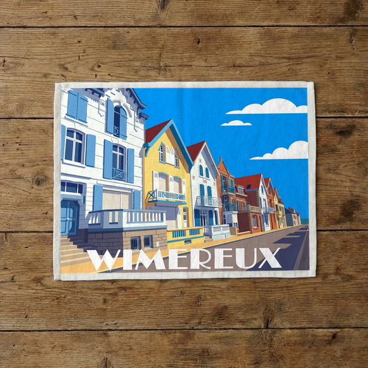 Torchon souvenir de la ville de Wimereux avec une illustration stylisée de villas colorées.