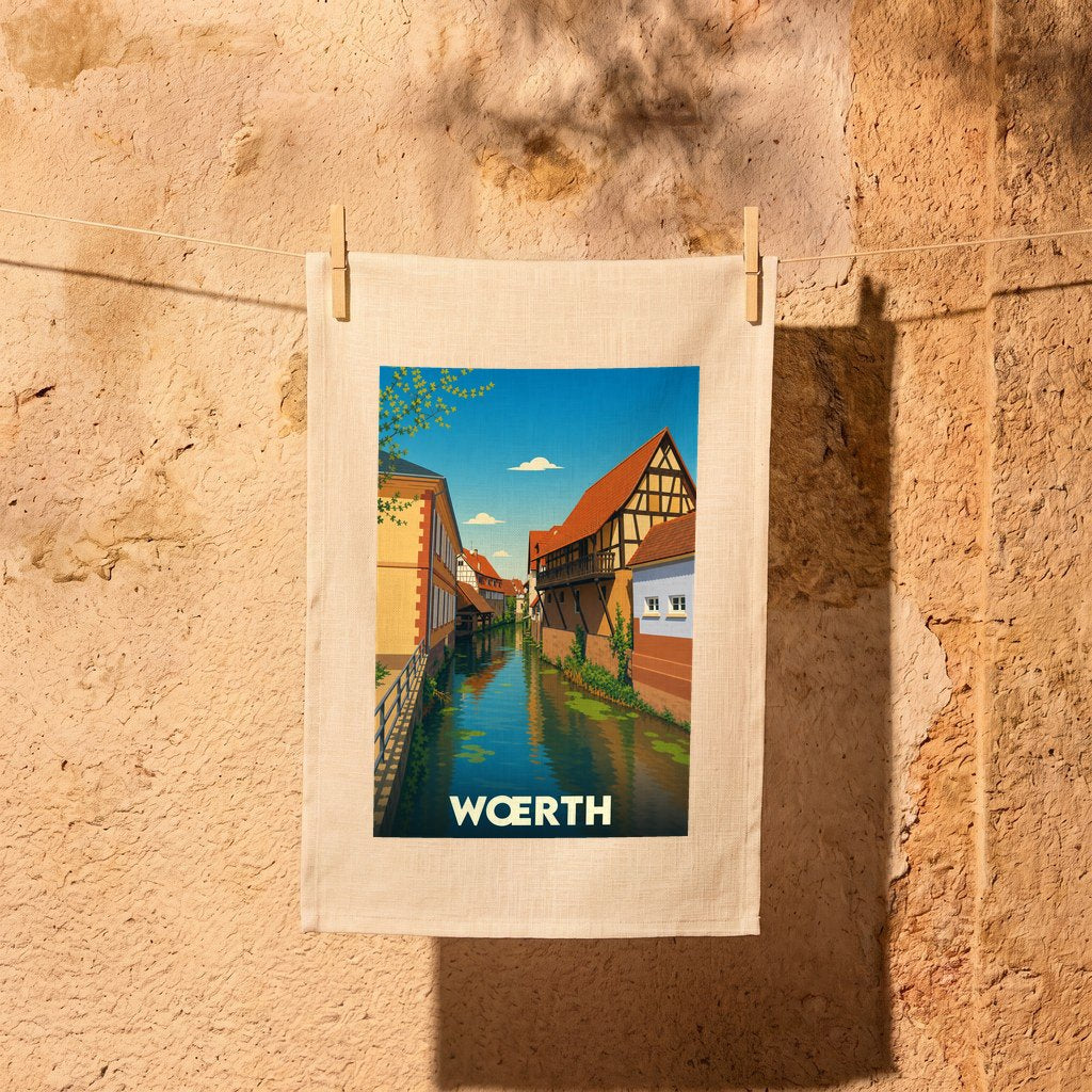 Torchon souvenir de la ville de Wœrth avec une illustration stylisée représentant un canal bordé de maisons à colombages.