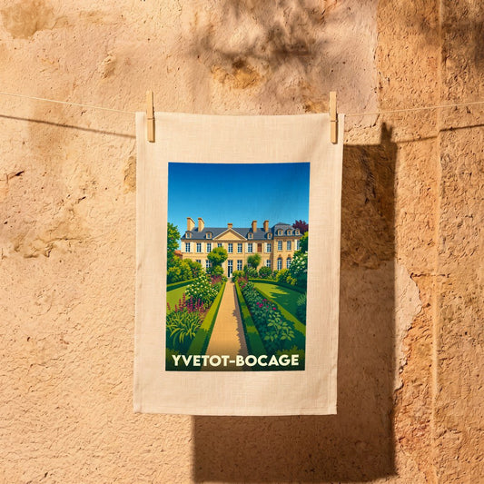 Torchon souvenir de la ville d'Yvetot-Bocage avec une illustration stylisée d'un manoir et de ses jardins.