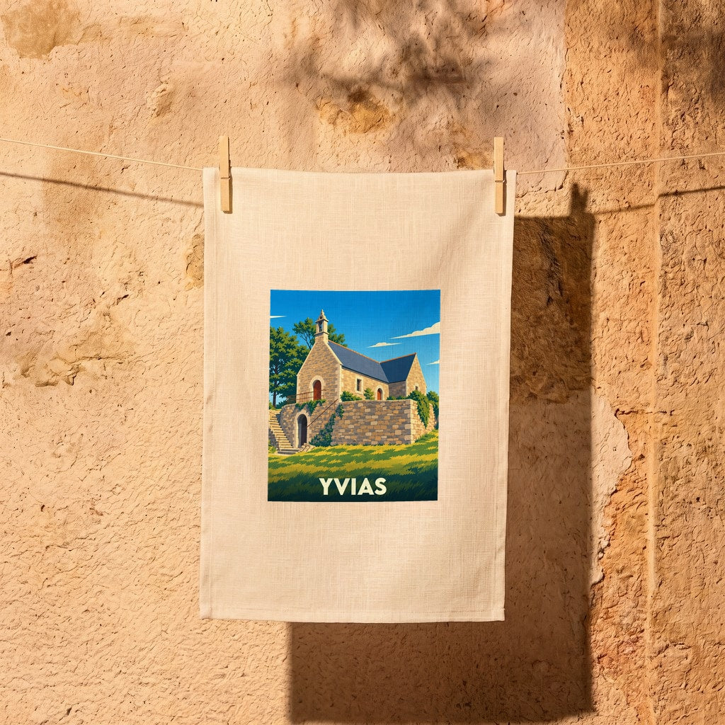 Torchon souvenir de la ville d'Yvias orné d'une illustration stylisée de son église en pierre.