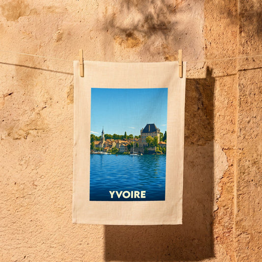 Torchon souvenir de la ville d'Yvoire avec une illustration stylisée du village en bord de lac.