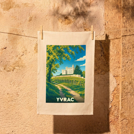 Torchon souvenir de la ville d'Yvrac avec une illustration stylisée d'un château et de vignobles.