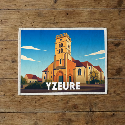 Torchon souvenir de la ville d'Yzeure avec une illustration stylisée de son église.