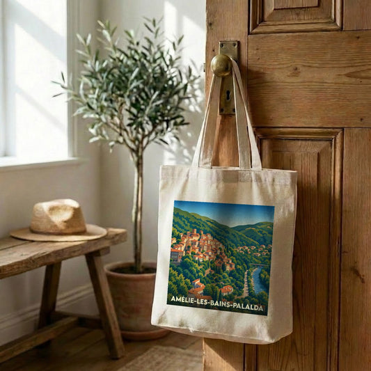 Sac cabas en toile souvenir de la ville d'Amélie-les-Bains-Palalda avec une illustration de paysage colorée.