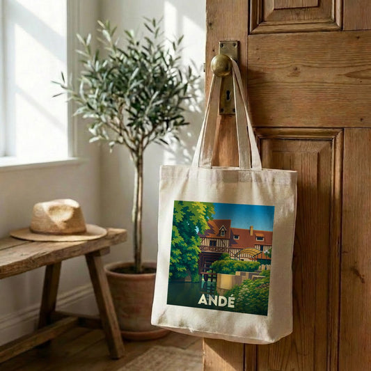 Tote bag souvenir de la ville d'Andé avec une illustration stylisée d'un moulin au bord de l'eau.