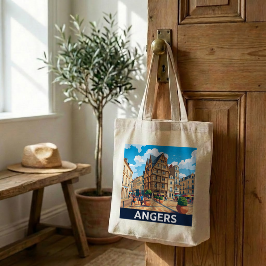 Tote bag souvenir de la ville d'Angers avec une illustration stylisée de son architecture historique.