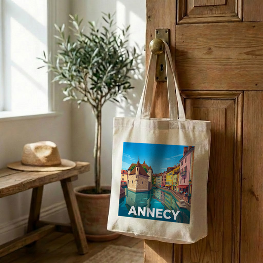 Tote bag souvenir de la ville d'Annecy avec une illustration stylisée.