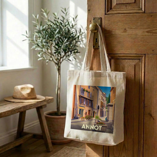 Sac cabas en toile souvenir de la ville d'Annot avec une illustration stylisée d'une rue pittoresque.