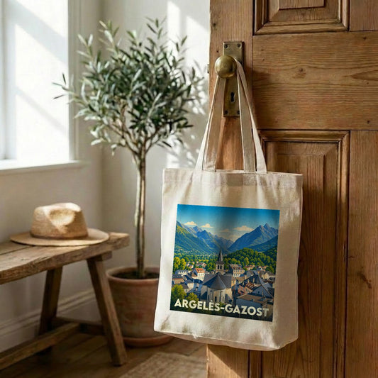 Tote bag souvenir de la ville d'Argelès-Gazost avec une illustration de paysage de montagne.