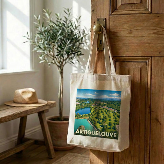 Tote bag souvenir de la ville d'Artiguelouve avec une illustration stylisée de son paysage verdoyant.
