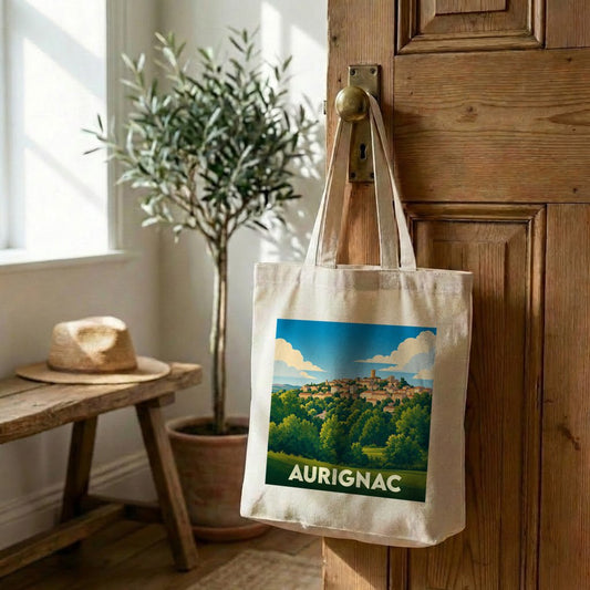 Tote bag souvenir de la ville d'Aurignac avec une illustration paysagère stylisée.