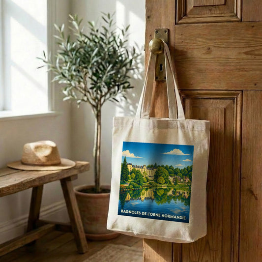 Tote bag souvenir de la ville de Bagnoles de l'Orne Normandie avec une illustration stylisée d'un lac et de son architecture.