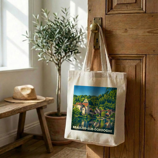 Tote bag souvenir de la ville de Beaulieu-sur-Dordogne avec une illustration paysagère stylisée.