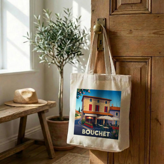 Tote bag souvenir de la ville de Bouchet avec une illustration stylisée d'une terrasse de café.