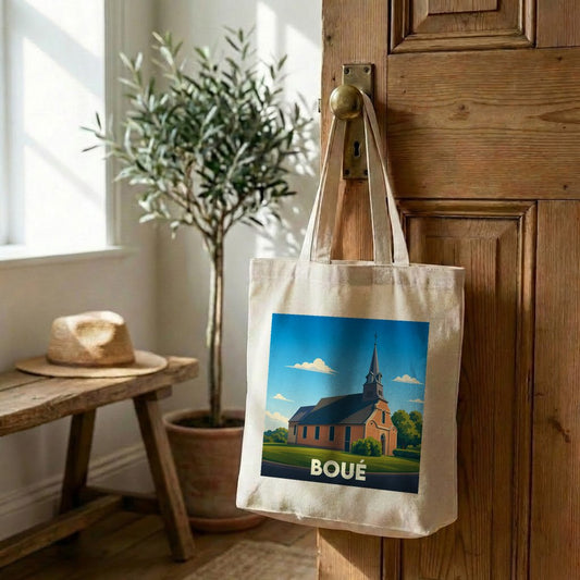 Tote bag souvenir de la ville de Boué avec une illustration stylisée de son église.
