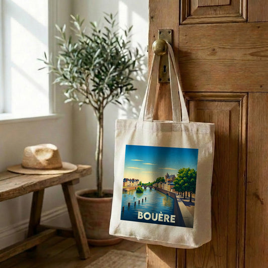 Tote bag souvenir de la ville de Bouère avec une illustration stylisée d'un paysage fluvial.