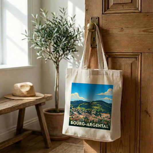 Tote bag souvenir de la ville de Bourg-Argental avec une illustration stylisée d'un paysage urbain et montagneux.