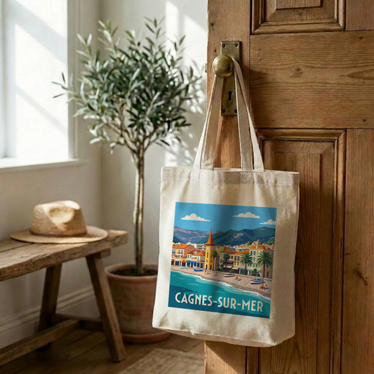 Tote bag souvenir de la ville de Cagnes-sur-Mer avec une illustration stylisée.