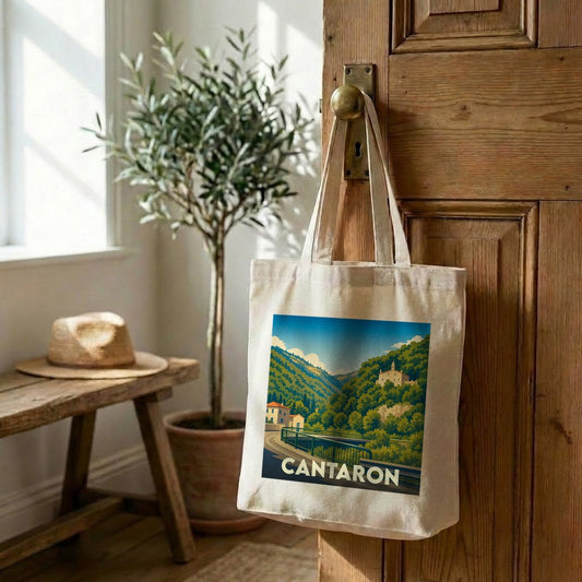 Tote bag souvenir de la ville de Cantaron avec une illustration stylisée de ses paysages.