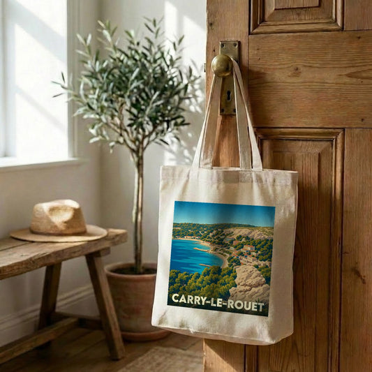 Tote bag souvenir de Carry-le-Rouet avec une illustration stylisée du littoral méditerranéen.