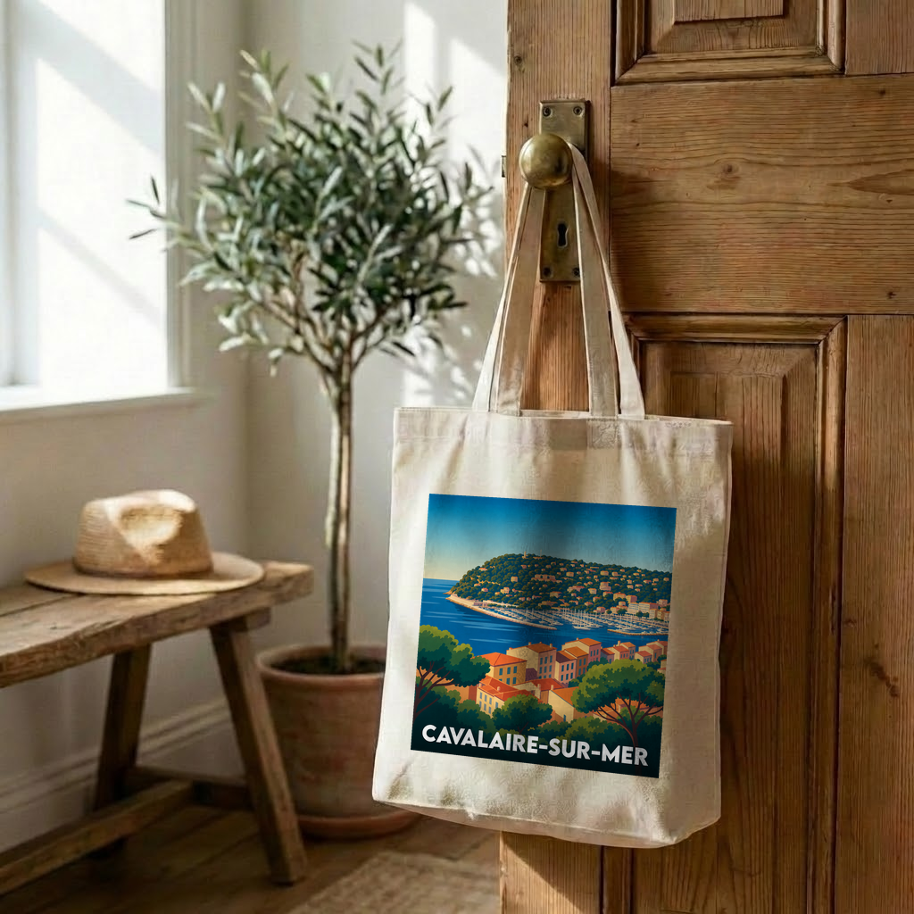 Tote bag souvenir de la ville de Cavalaire-sur-Mer avec une illustration stylisée.
