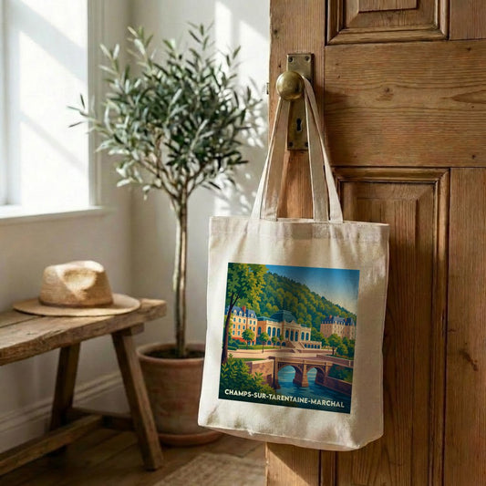 Tote bag souvenir de Champs-sur-Tarentaine-Marchal avec une illustration stylisée de la ville.