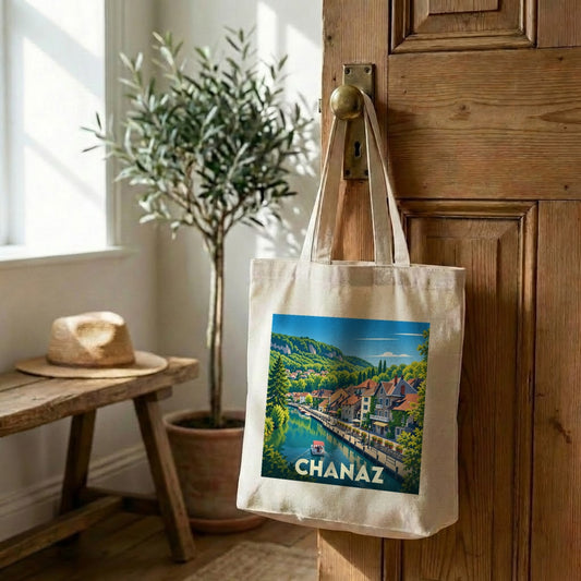 Tote bag souvenir de la ville de Chanaz avec une illustration colorée et stylisée de son canal.