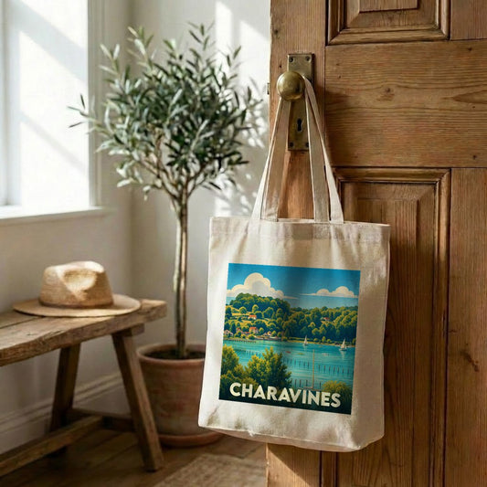 Tote bag souvenir de la ville de Charavines avec une illustration de paysage stylisée.