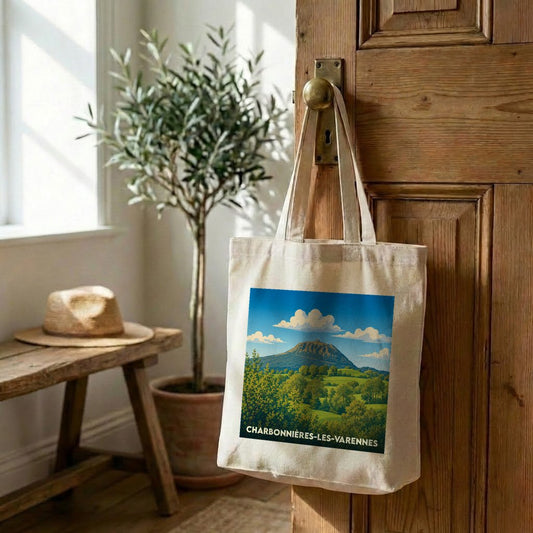 Tote bag souvenir de Charbonnières-les-Varennes avec une illustration stylisée d'un paysage de montagne.