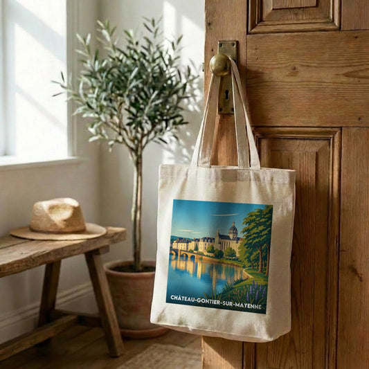 Tote bag souvenir de la ville de Château-Gontier-sur-Mayenne avec une illustration stylisée.
