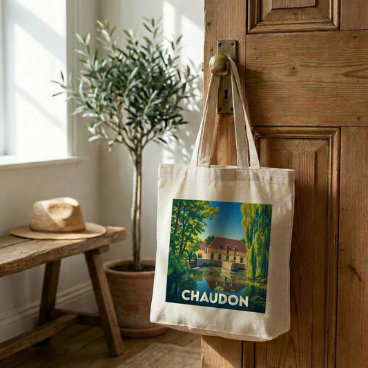 Tote bag souvenir de la ville de Chaudon avec une illustration stylisée d'un paysage de bord d'eau.