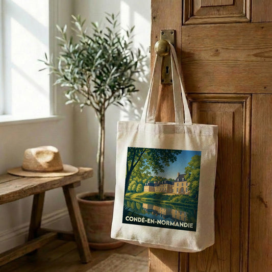Tote bag souvenir de la ville de Condé-en-Normandie avec une illustration stylisée d'un manoir au bord de l'eau.
