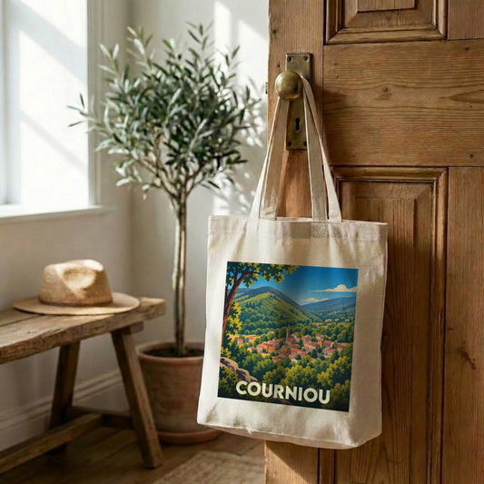 Tote bag souvenir de la ville de Courniou avec une illustration stylisée de son paysage vallonné.
