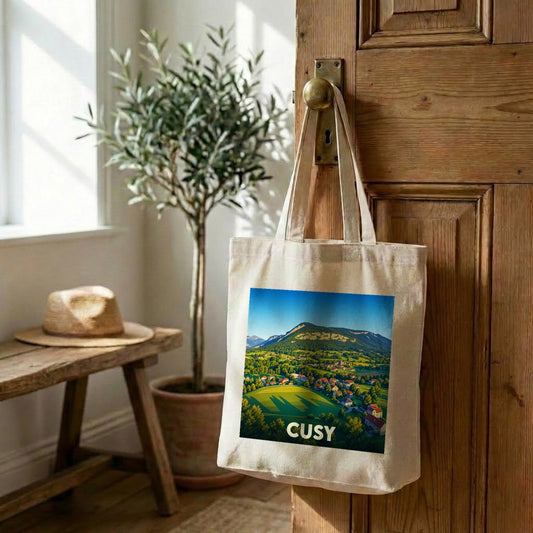 Tote bag souvenir de la ville de Cusy avec une illustration de paysage de montagne.