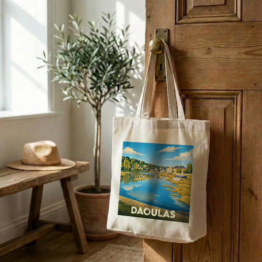 Tote bag souvenir de la ville de Daoulas avec une illustration stylisée de son paysage fluvial.