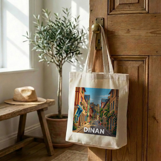 Tote bag souvenir de la ville de Dinan avec une illustration stylisée de ses rues pittoresques.