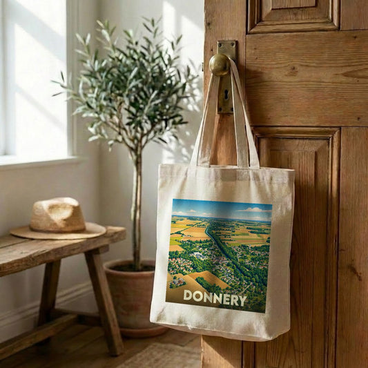 Tote bag souvenir de la ville de Donnery avec une illustration aérienne stylisée.