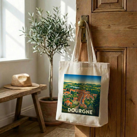 Tote bag souvenir de la ville de Dourgne avec une illustration colorée de ses paysages et habitations.